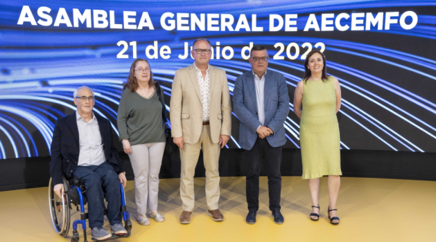 Foto de Familia de los asistentes al encuentro sobre la situación de los Centros Especiales de Empleo, entre los que estaban representantes de Aecemfo