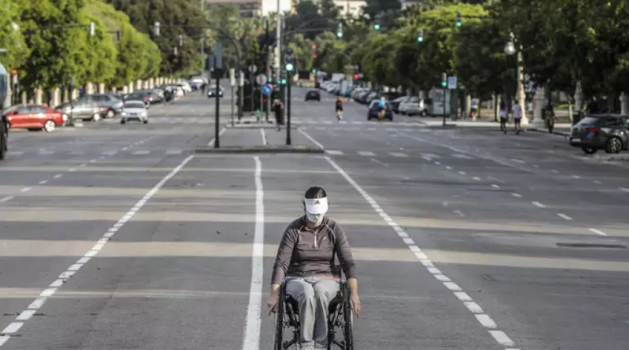 Una mujer en silla de ruedas en Valencia